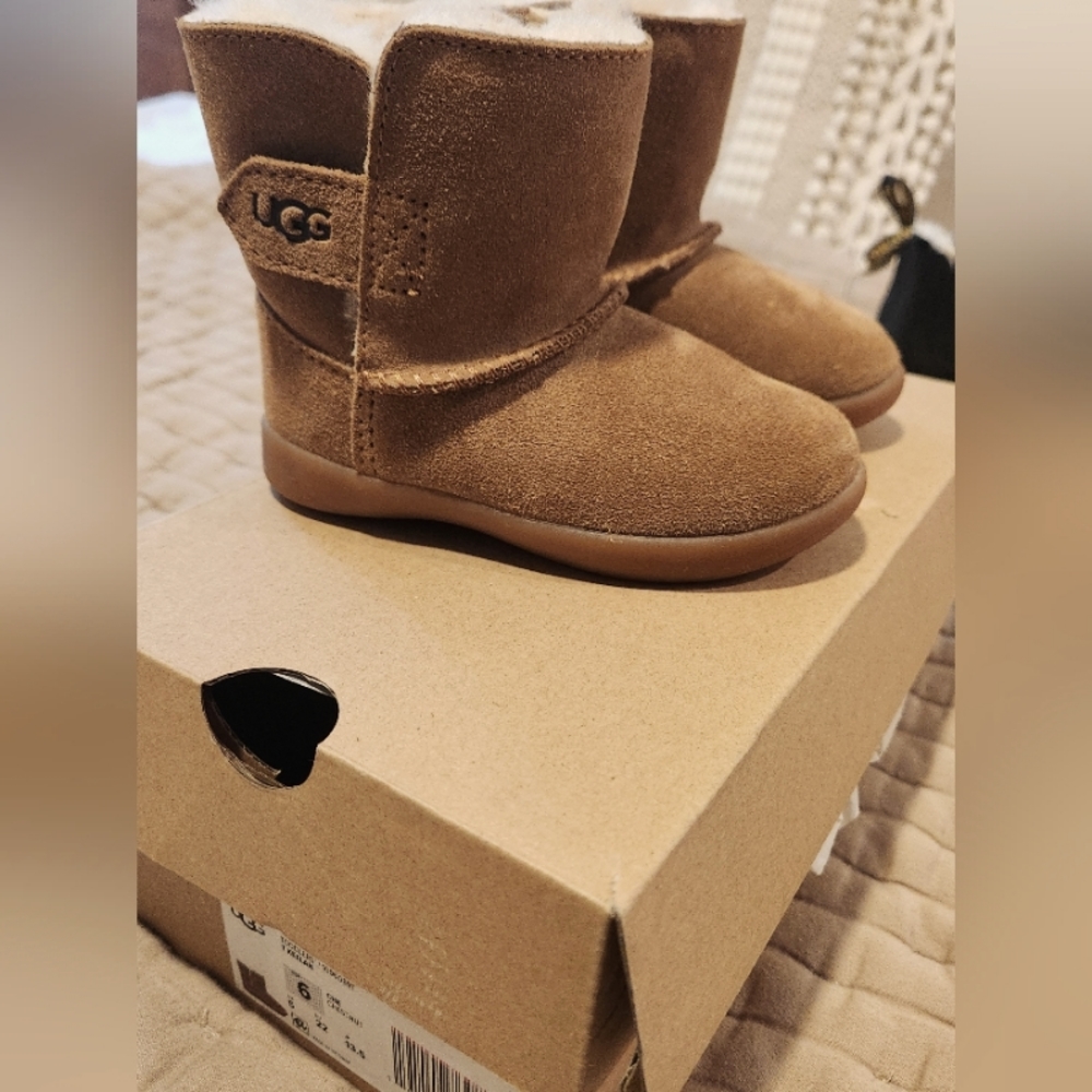 Uggs kids boots (NWT)